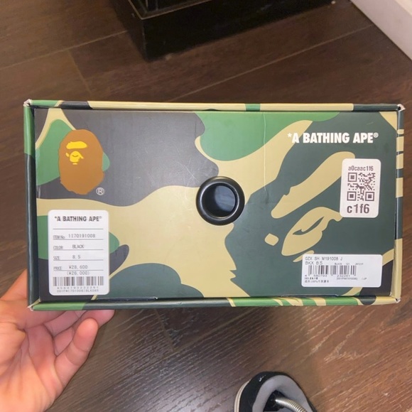 Size 8.5 bapestas no stars. Goes for 420+ on goat app. Bought on goat with proof - Picture 6 of 8